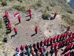 Tim Ekspedisi 77 Taklukkan Medan Terjal dan Berhasil Kibarkan 77 Bendera Merah Putih di Puncak Arjuno