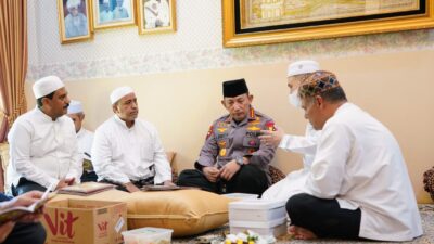 Takziah ke Rumah Duka Habib Zen Bin Umar, Kapolri: Beliau Saya Anggap Ayah Sendiri