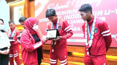 Gubernur Khofifah Beri Apresiasi Para Jawara Piala AFF U-16 Asal Jatim