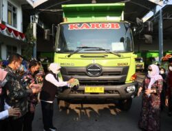 Gubernur Khofifah Launching 15 Dump Truck dan Pelatihan Usaha Kewirausahaan Koperasi Kareb