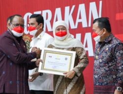 Pemprov Jatim Terima Penghargaan Dari Kemendagri, Sukses Bagikan 10 Juta Bendera Merah Putih