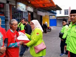 Berkah Ramadhan ! TKN – SAPULIDI bagikan Ratusan Takjil dan Sembako