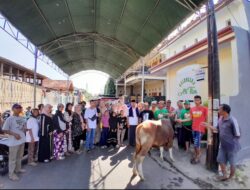 Berbagi Kasih, Ormas TKN Bagikan Daging Qurban dan Sembako