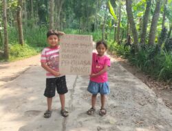 Anak Kecil di Probolinggo Bentangkan Spanduk Jalan Rusak